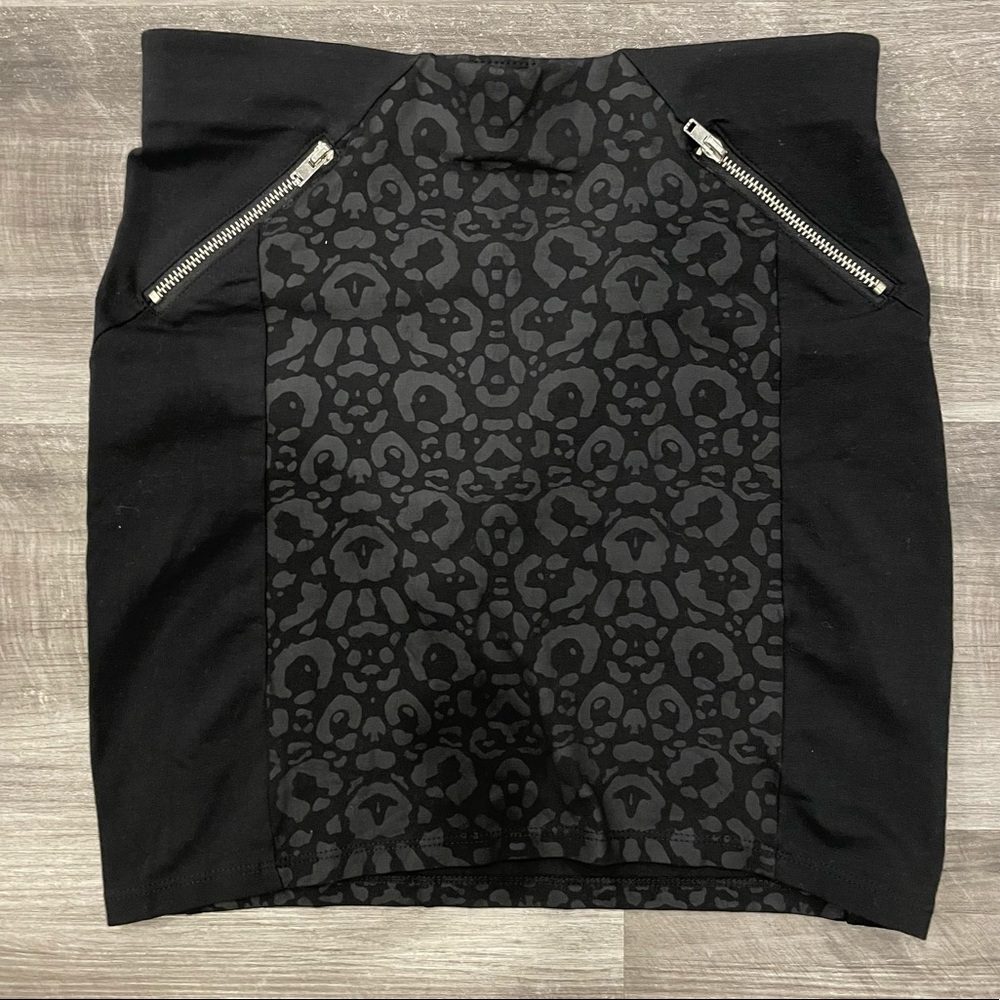 H&M DIVIDED NWT leopard mini skirt with zippers